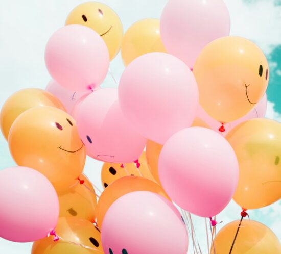 Ballons gonflables souriants et tristes, imageant la santé mentale