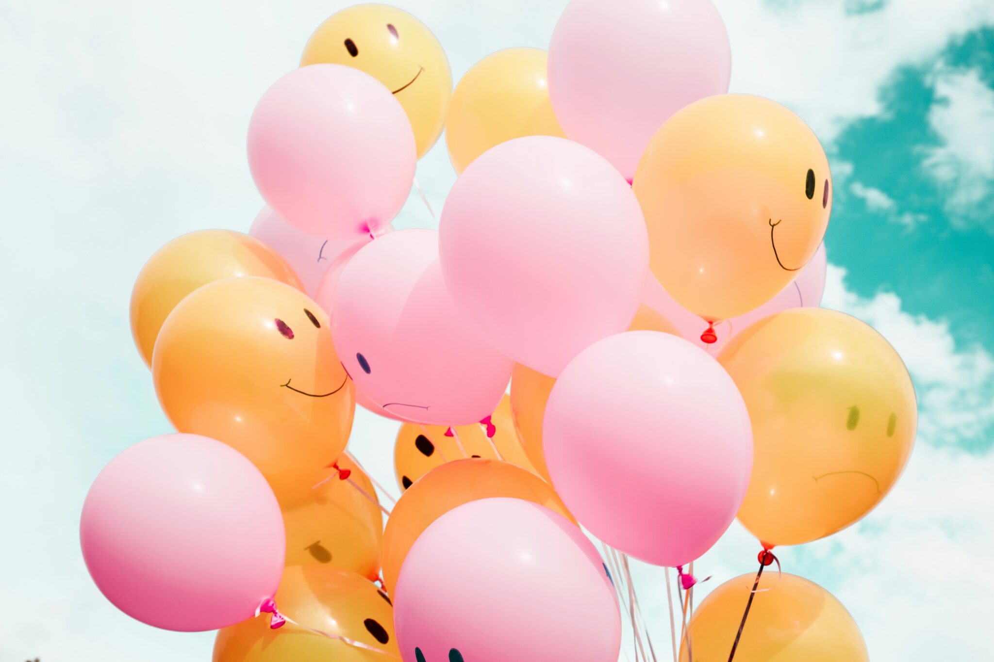 Ballons gonflables souriants et tristes, imageant la santé mentale